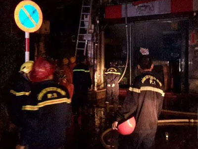Cháy biệt thự cổ, hàng chục người thoát chết trong đêm
