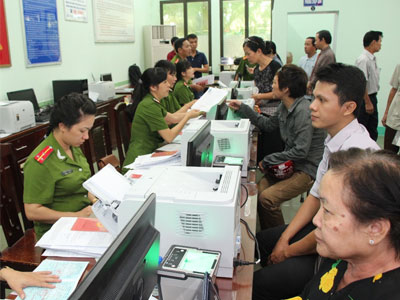 Clip: Người dân TP HCM ùn ùn đổi CMND kiểu mới
