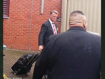 Fan chế giễu màn thay người khó hiểu của Van Gaal