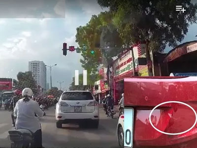 Hà Nội: Tài xế hoang mang vì đèn giao thông đột ngột "làm xiếc"