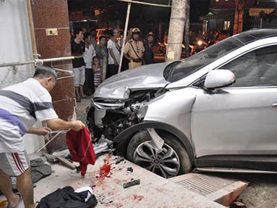 Hiện trường kinh hoàng ôtô “điên” tông hàng loạt người xe