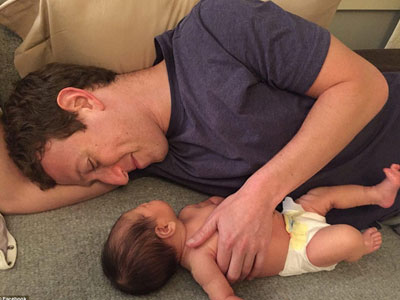 Lộ ảnh Mark Zuckerberg nằm dài chơi đùa cùng con gái yêu