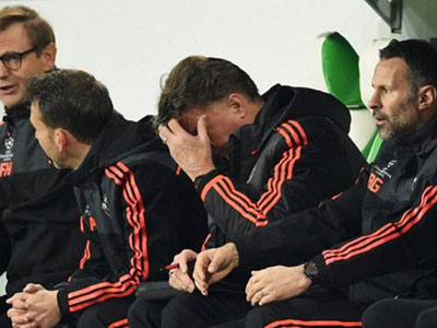 Man United bị loại khỏi Champions League, CĐV kêu gọi sa thải Van Gaal