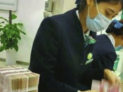 Vác 8 bao tiền... mốc đến ngân hàng gửi tiết kiệm
