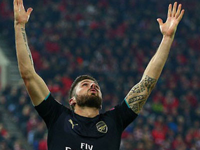 Giroud lập hat-trick, Arsenal lách qua khe cửa hẹp vào vòng 1/8