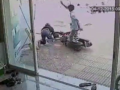 Trộm xe máy, thanh niên bị chủ nhà đạp ngã xuống đường