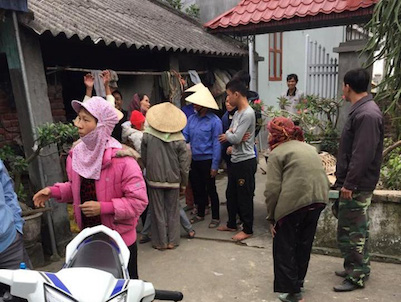 Bỏ con ở cổng trường rồi đi báo bị bắt cóc