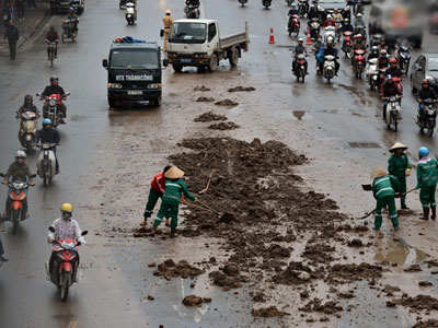 Bùn đất ngập đường Nguyễn Trãi trong giờ cao điểm
