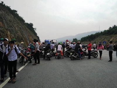 Phản đối bắt người, hàng trăm dân chặn quốc lộ 1