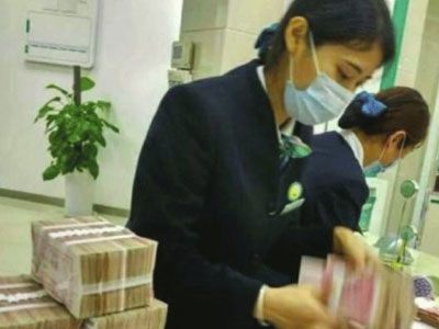 Mang cả chục tỷ đồng đến ngân hàng mở tài khoản, làm hỏng cả máy đếm tiền