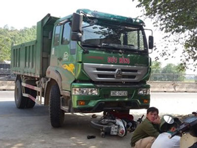 Con chết thảm, mẹ bị thương vì bị xe tải quấn vào gầm