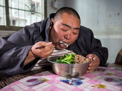 Phát sợ với anh chàng nặng 3 tạ mỗi bữa ăn cả chậu cơm