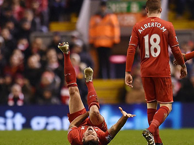 Sao Liverpool rách gối sau pha vào bóng kinh hoàng của đối thủ