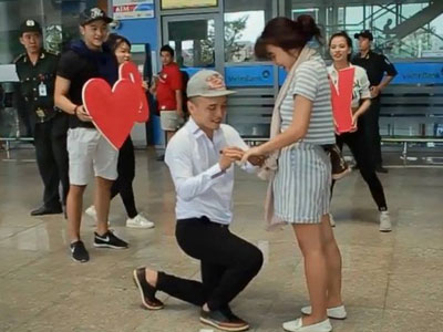 Chàng trai bí mật cầu hôn bạn gái tại sân bay Đà Nẵng