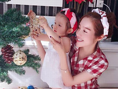 Elly Trần và con gái cùng nhau trang trí cây thông Noel