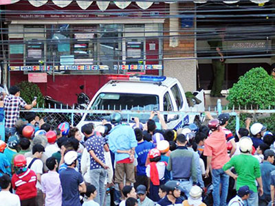 Hàng trăm cảnh sát bao vây tên cướp cố thủ trong ngân hàng
