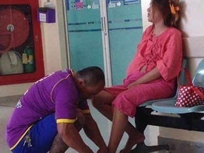 Hành động của chồng xăm trổ với vợ ở viện gây "bão mạng"