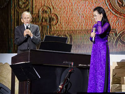 Khánh Ly tái ngộ khán giả trong dịp Noel