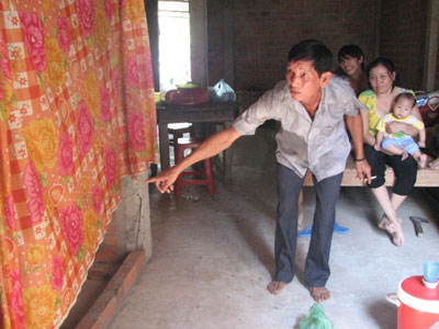 Kinh hoàng lột quần áo, xát ớt lên toàn thân tình địch do ghen