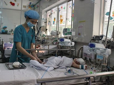 Bé trai bị đâm xuyên sọ phải mổ lần 2