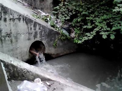 Cô gái nghi ngáo đá nhảy xuống mương tắm nước cống