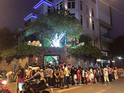 Dân xếp hàng đông nghẹt tham quan nhà 60 tỷ của Mr Đàm