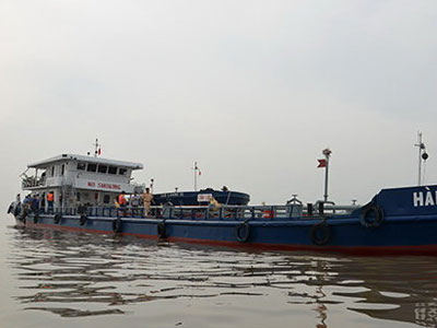 Hai sà lan đụng nhau trên sông Tiền, 40.000 lít xăng rò rỉ