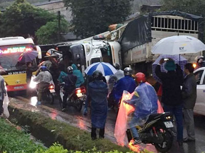 Xe đầu kéo lật vào xe tải, 2 người tử vong