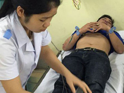 1 công an bị nhóm côn đồ kéo lê giữa đường
