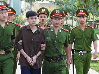 3 bị can vụ thảm sát 6 người lên xe thùng đến tòa án