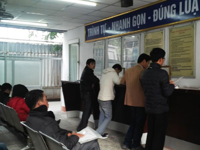 Người dân đổ xô đổi giấy phép lái xe PET dù chưa đến hạn