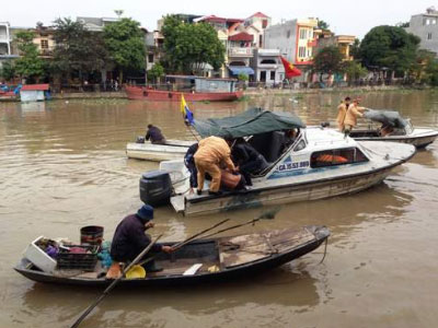 Thanh niên "ngáo đá" cởi trần bơi trong giá rét 11 độ C