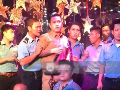 Tuấn Hưng buồn khi khán giả ném ly lên sân khấu
