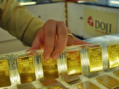 Giá vàng SJC rớt cả trăm nghìn đồng, đôla vẫn kịch trần