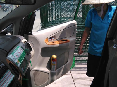 Từ 6-1-2016, xe hơi 4-9 chỗ phải có bình chữa cháy