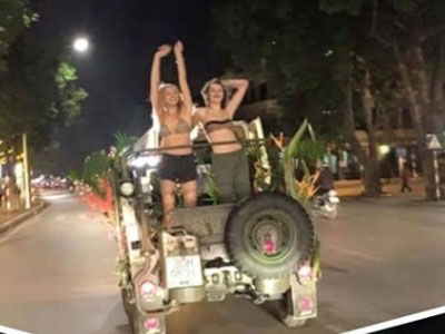 2 cô gái Tây mặc bikini nhảy múa trên xe Jeep