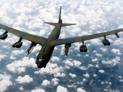 B-52 Mỹ bay sát đảo nhân tạo do Trung Quốc bồi đắp ở Biển Đông