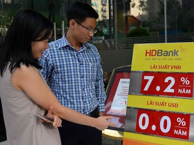 Giữ tiền Việt lợi hơn