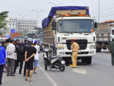 Hai chị em gái chết thảm dưới bánh xe tải