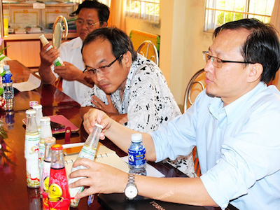 Tiếp tục phát hiện nhiều chai trà Dr Thanh có cặn