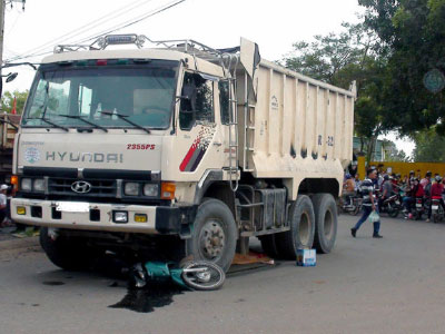 Va chạm với xe ben, nữ sinh bị cán chết