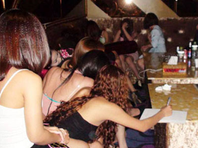 Hàng chục nữ tiếp viên ăn mặc sexy phục vụ khách