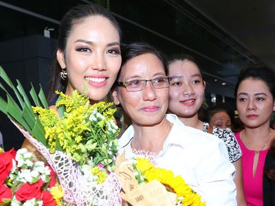 Lan Khuê khóc òa trong vòng tay mẹ khi về đến Việt Nam