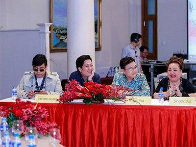 Cát Phượng bức xúc khi Quang Lê là "khách không mời" lại ngồi bàn chủ tọa