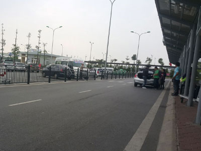 Chiêu trò "ma quái" của taxi dù ở sân bay Nội Bài