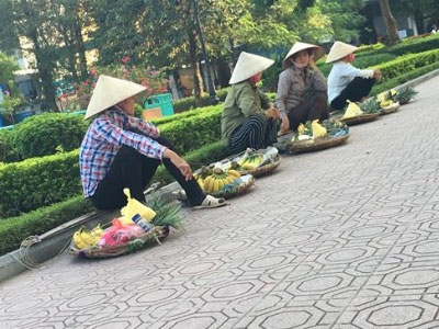 Du khách chạy thục mạng vì bị 4 "nữ quái" ở Hồ Tây đeo bám