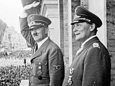 Hồ sơ y tế tiết lộ Hitler chỉ có một tinh hoàn