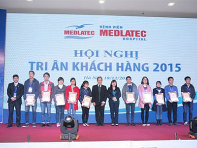 MEDLATEC trao học bổng cho sinh viên nghèo vượt khó