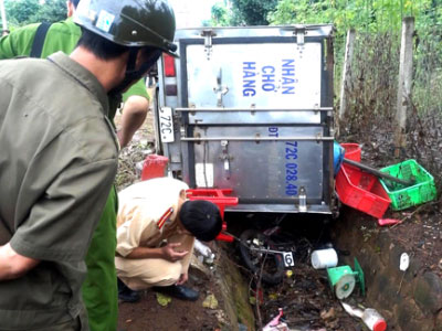 Ôtô húc văng nhóm học sinh đang đến trường