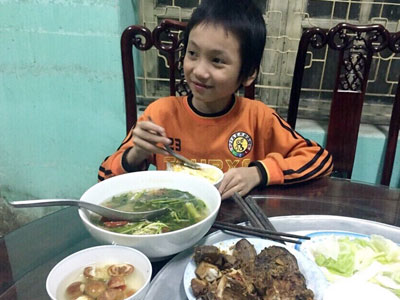Bé trai 10 tuổi bị câm đi lạc đang ở đội CSGT